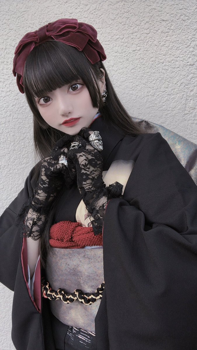 小学生の時ガイコツ女ってあだ名付けられて泣いてたけど大好きな骸骨の振袖着て成人式行ってきた