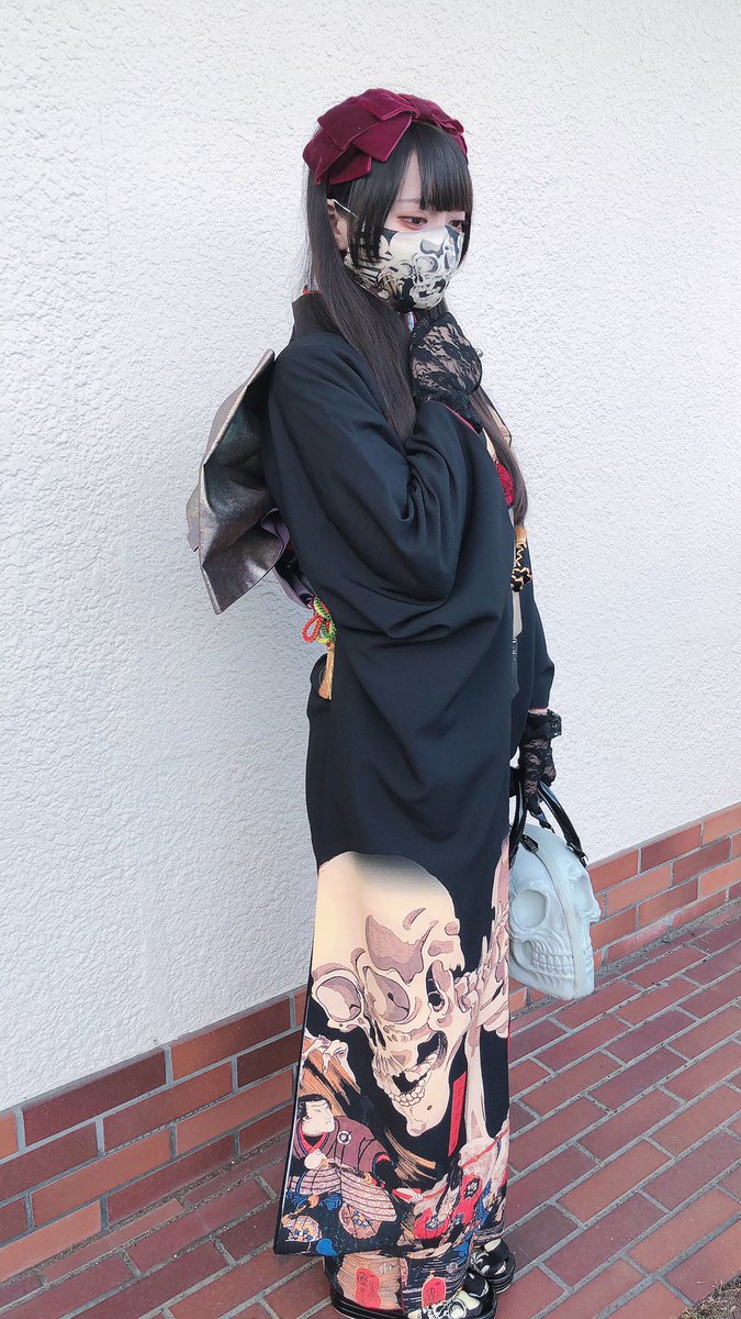 小学生の時ガイコツ女ってあだ名付けられて泣いてたけど大好きな骸骨の振袖着て成人式行ってきた