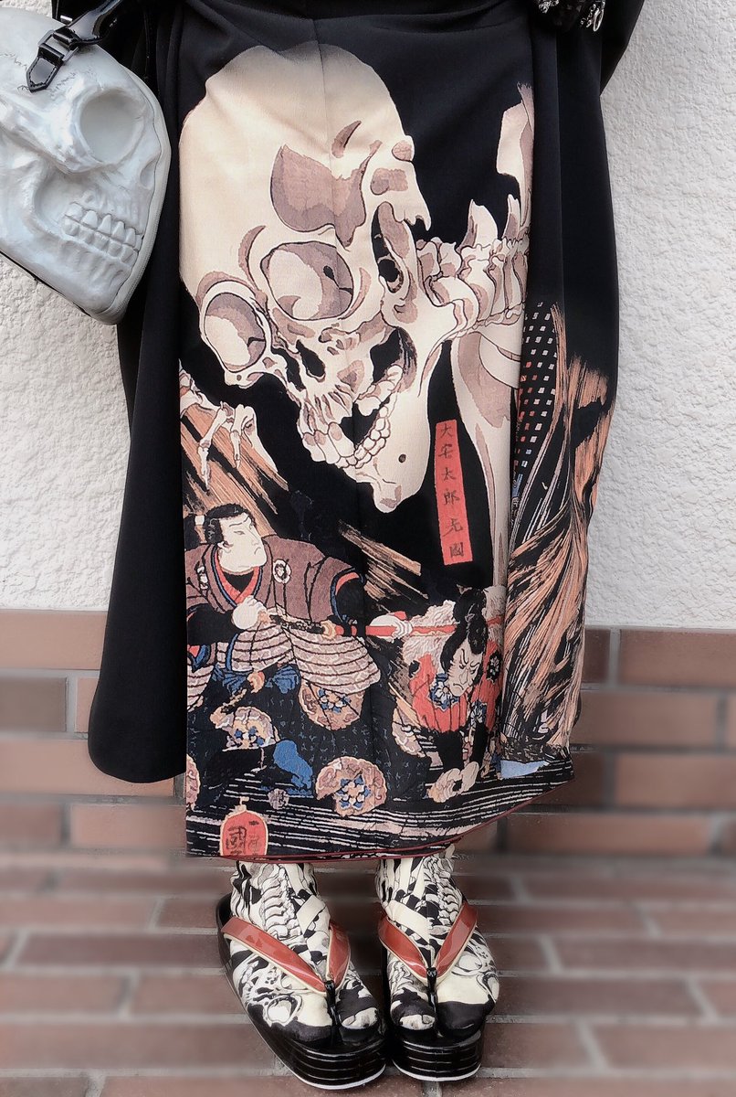 小学生の時ガイコツ女ってあだ名付けられて泣いてたけど大好きな骸骨の振袖着て成人式行ってきた