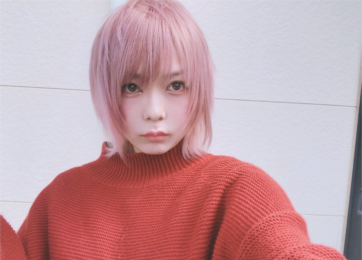 春だから髪ピンクにした🌸🐝 