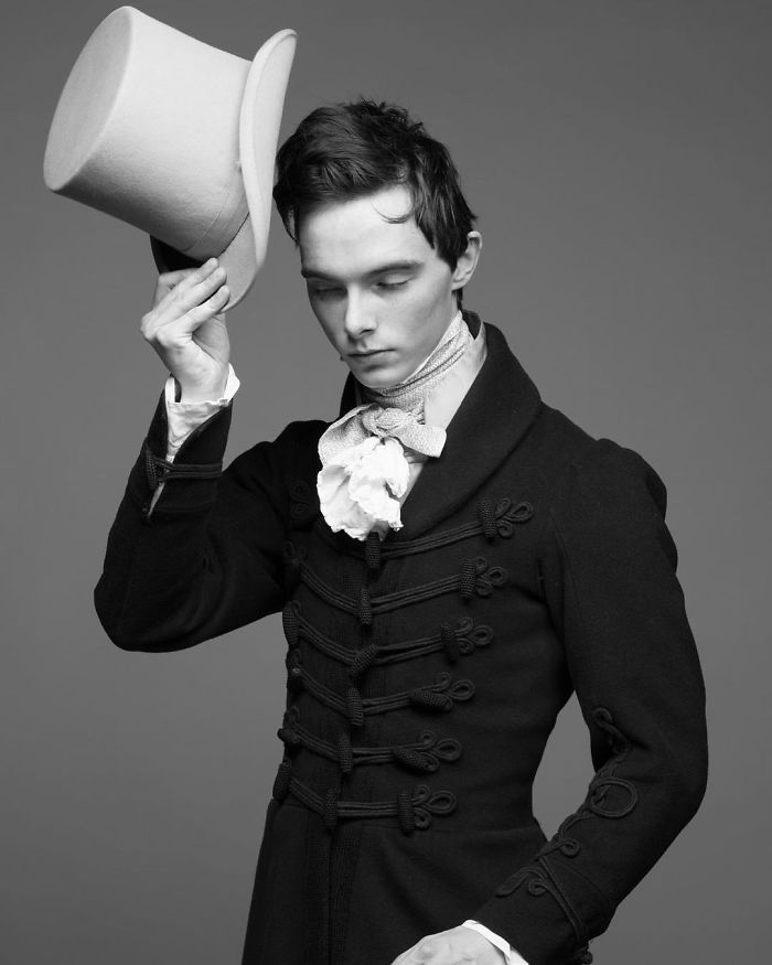 世の中の服が嫌すぎて14歳から自分で仕立てて普段着にしてるイギリス人青年 