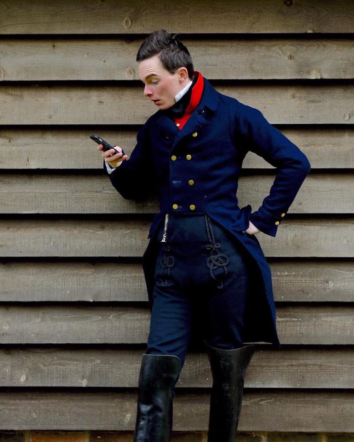 世の中の服が嫌すぎて14歳から自分で仕立てて普段着にしてるイギリス人青年 