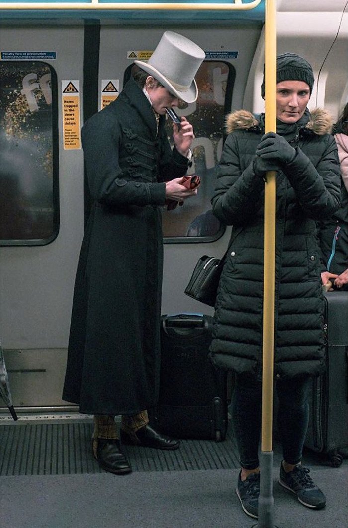 世の中の服が嫌すぎて14歳から自分で仕立てて普段着にしてるイギリス人青年 