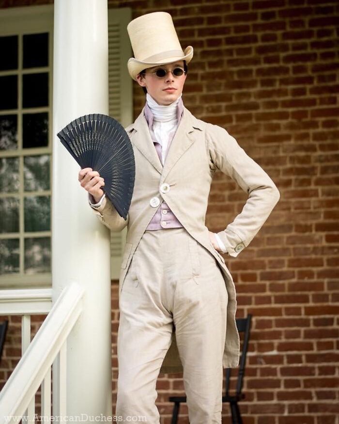 世の中の服が嫌すぎて14歳から自分で仕立てて普段着にしてるイギリス人青年 