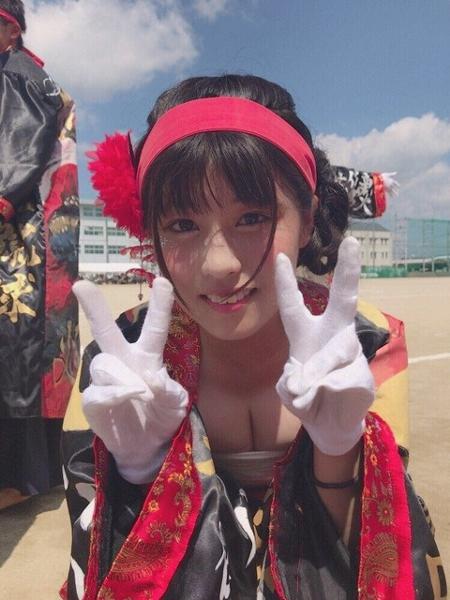 担任(女性)が却下した衣装だが、生徒の自主性を重んじる校長と教頭と学年主任が許可した 