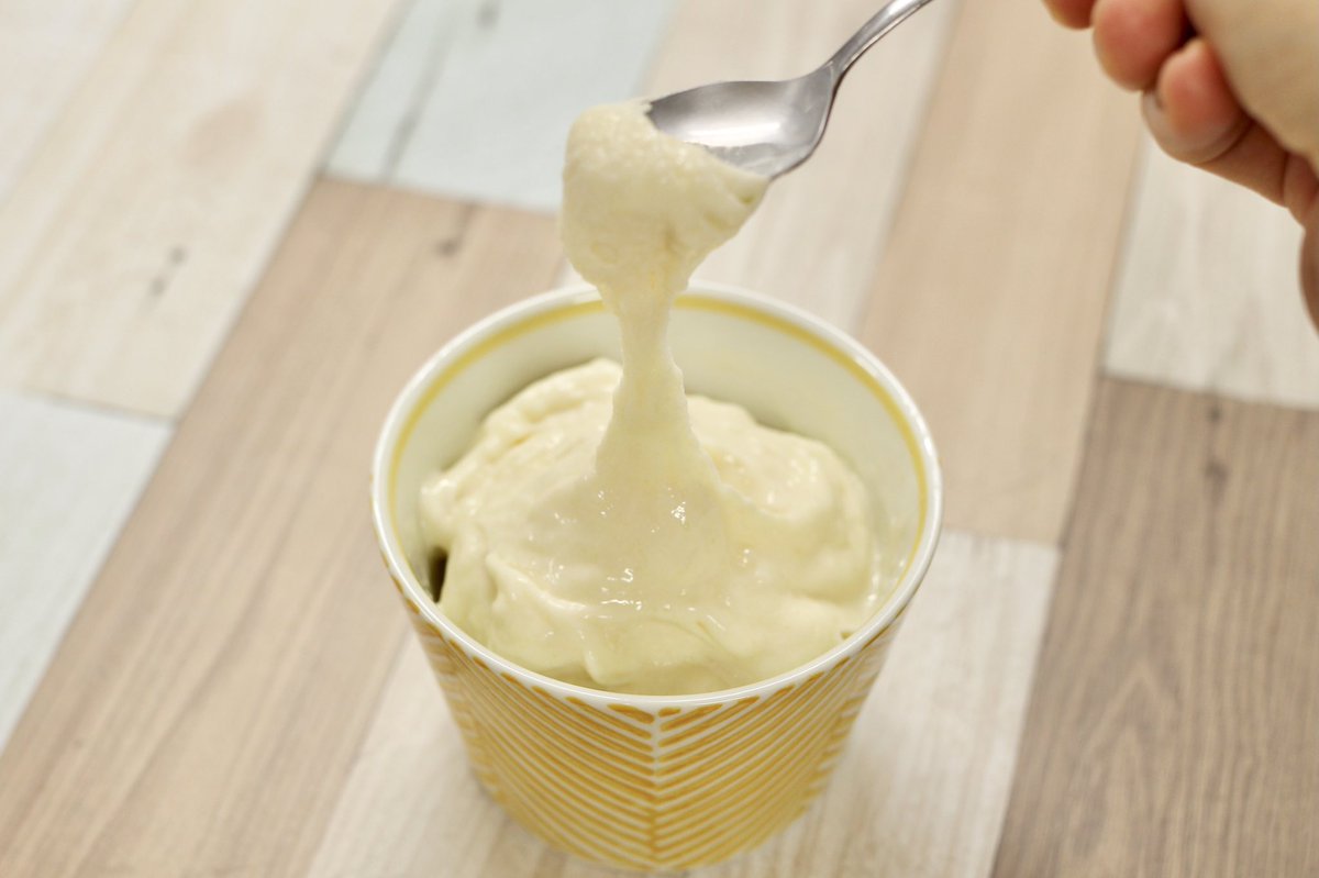 先日プチバズりした、とろっとろな【レンチン3分の豆腐もち】ですが、出来心でアイスと混ぜてみたところ【トルコ風アイス】が爆誕しました…  もうね、ちゃんっっっとトルコ風アイスで笑っちゃった🍨✨   