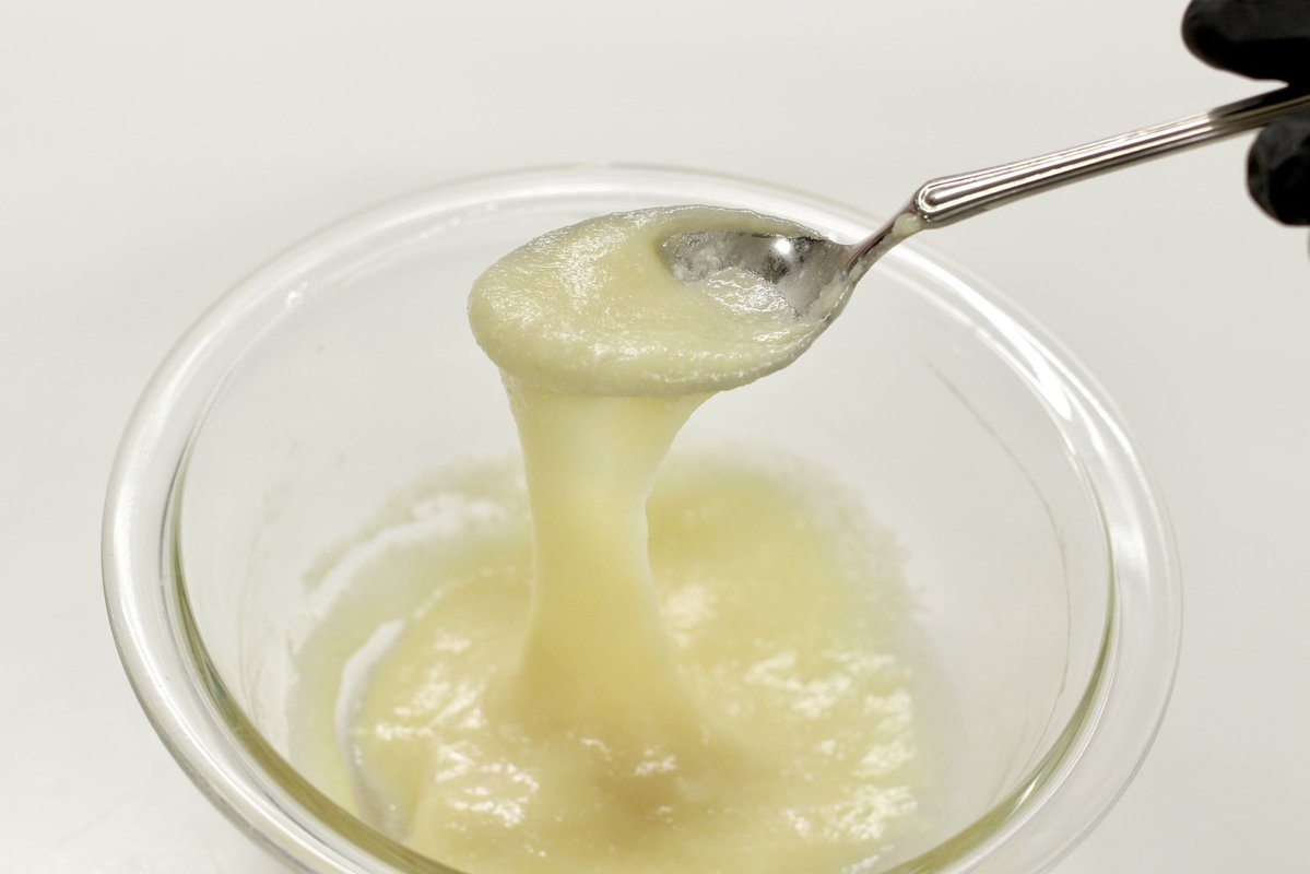 先日プチバズりした、とろっとろな【レンチン3分の豆腐もち】ですが、出来心でアイスと混ぜてみたところ【トルコ風アイス】が爆誕しました…  もうね、ちゃんっっっとトルコ風アイスで笑っちゃった🍨✨   