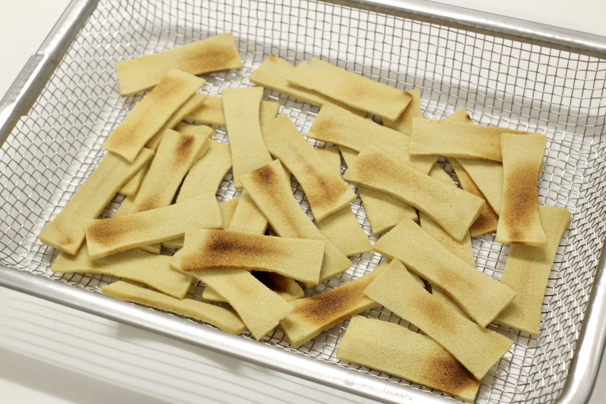 レンチン4分だけの「きな粉クッキー」めっちゃいい感じ✨  あっ、クッキーといっても高野豆腐でできてます\( OO)/めっちゃポリポリ〜