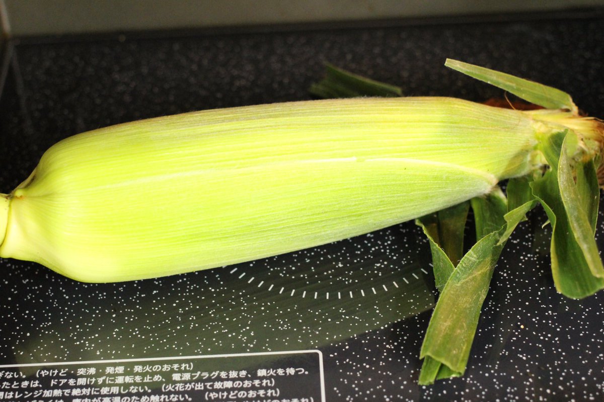 有名すぎてご存知の方めっちゃ多いと思いますが、知らない人の為にもお伝えします‼️  【🌽の簡単メチャうまな食べ方】  ❶皮付きのまま500wで5分レンチン ❷粗熱が取れたら皮を剥く  見て…実にシワがなくて、ツヤッツヤ… 