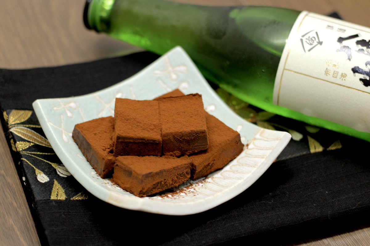これは飲兵衛のぼくが、ぼくの為に作る「酒チョコ」です ❶材料を耐熱皿に入れ500wで40秒レンチン→混ぜる ・刻み板🍫2枚 ・生クリーム大さじ1と3分の1 ❷日本酒大さじ1と3分の1を加え混ぜ、ラップ等をひいた容器に入れ2時間冷やし、カット→ココアをまぶす 動画はこちら💁♂️