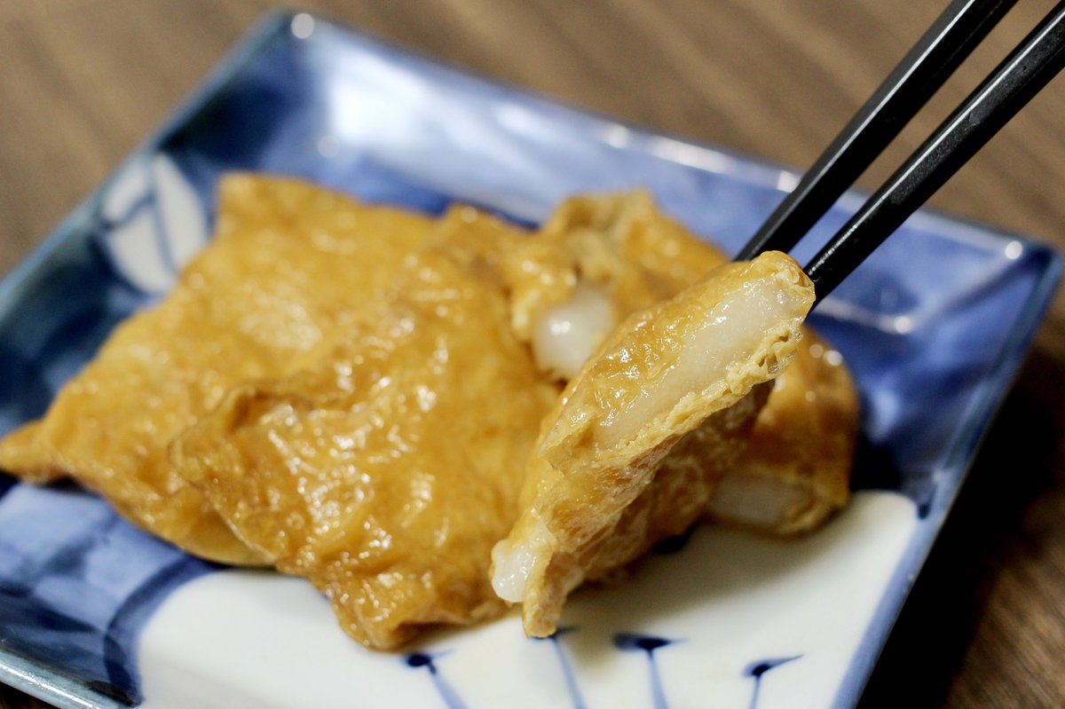 すいませーーん‼️まだお餅のレシピ流してもいいですか⁉️  餅を2〜3等分して味付きお揚げに入れ、1分半レンチンするだけの「いなり餅🦊」  甘じょっぱいタレが、じゅわうまぁ… 
