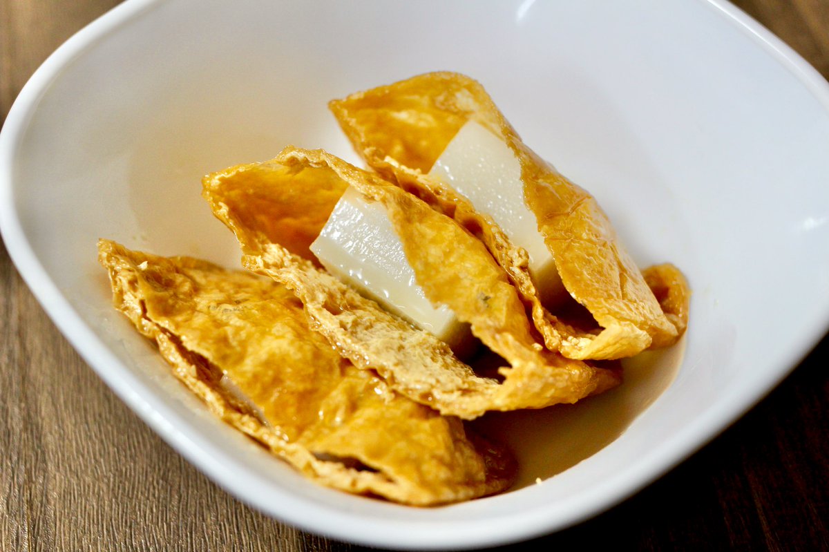 すいませーーん‼️まだお餅のレシピ流してもいいですか⁉️  餅を2〜3等分して味付きお揚げに入れ、1分半レンチンするだけの「いなり餅🦊」  甘じょっぱいタレが、じゅわうまぁ… 