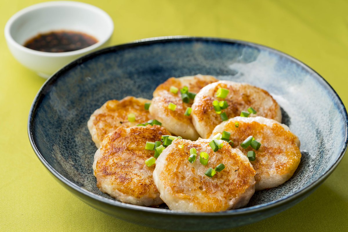 自分、もちもち系大好きなんですけど、その中でもトップ3に入る程好きな料理です 【チーズが濃厚🧀もちもち大根もち】 材料を混ぜて両面焼くだけ‼️ツナの旨み、ピザチーズの濃厚さ、大根のジューシーさにニッコリ( ◜ ◝ )