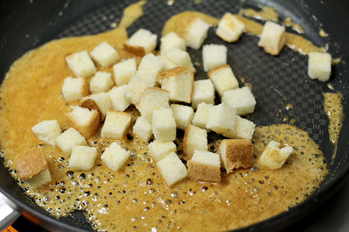 食パン余ってたら作ってほしい‼️テーマパークとかで売ってそうなやつ🎡  ＼偽・キャラメルポップコーン／  食パンをレンチンして、バター・砂糖・生クリームを絡めるだけ