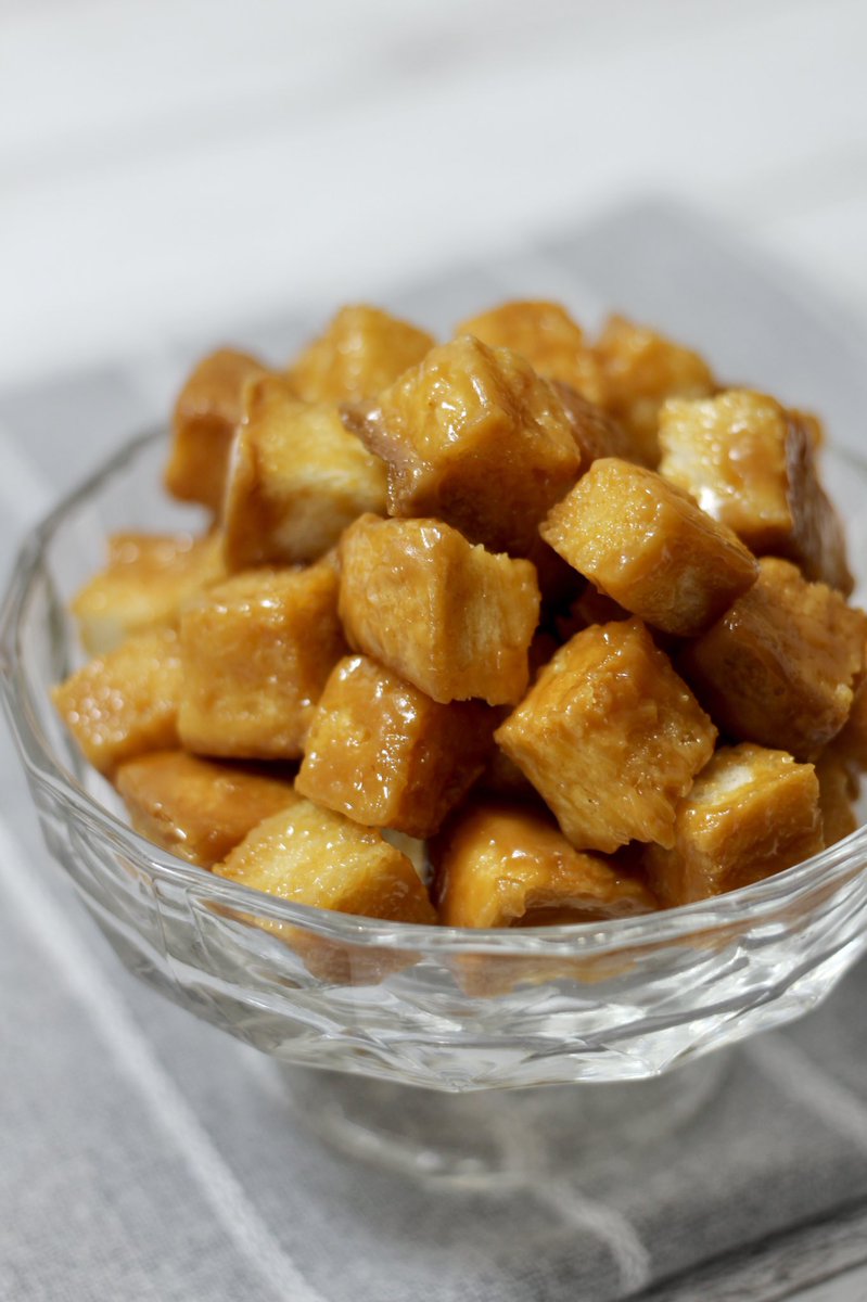 食パン余ってたら作ってほしい‼️テーマパークとかで売ってそうなやつ🎡  ＼偽・キャラメルポップコーン／  食パンをレンチンして、バター・砂糖・生クリームを絡めるだけ