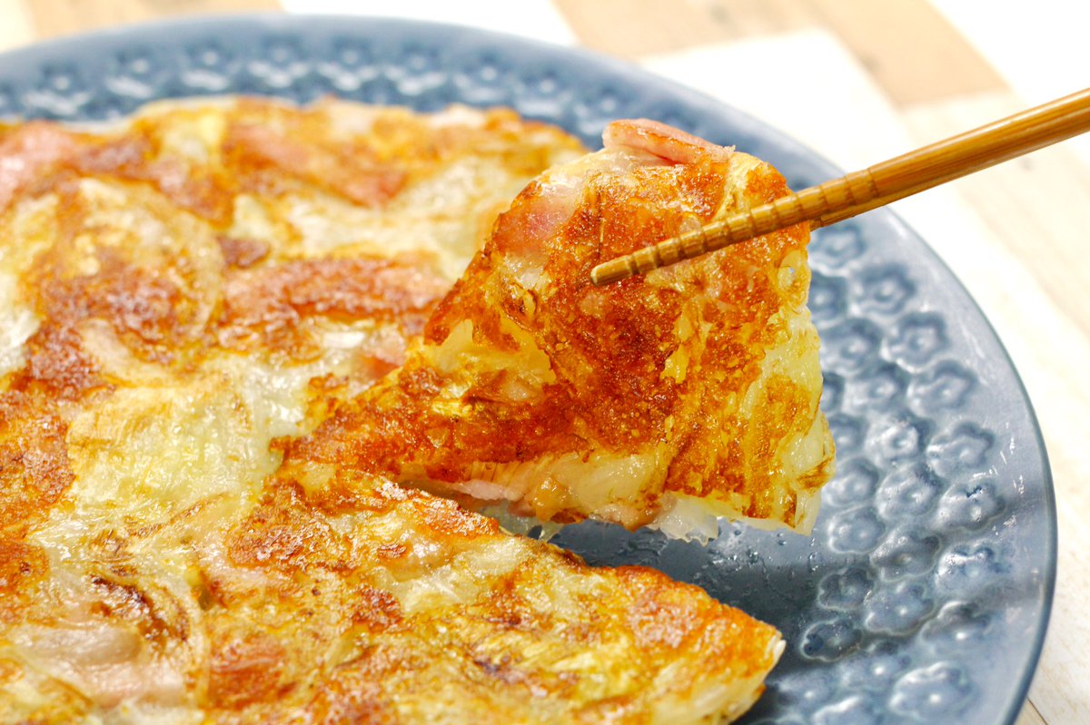 新玉の季節、これを作らないと勿体ない‼️  　もっちもち甘〜い✨ ＼＼新玉のガレット／／  新玉1個、ベーコン50g、ピザチーズ30g、鶏がら小1、片栗粉大3、塩胡椒を混ぜて蓋をしつつ両面焼くだけ🥓🧅  春の味、嬉しいねぇ🌸 