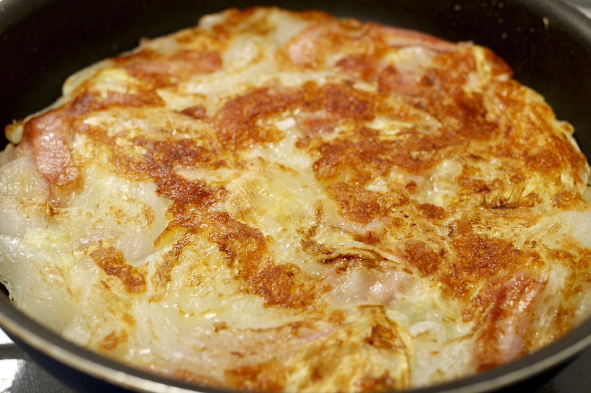 新玉の季節、これを作らないと勿体ない‼️  　もっちもち甘〜い✨ ＼＼新玉のガレット／／  新玉1個、ベーコン50g、ピザチーズ30g、鶏がら小1、片栗粉大3、塩胡椒を混ぜて蓋をしつつ両面焼くだけ🥓🧅  春の味、嬉しいねぇ🌸 