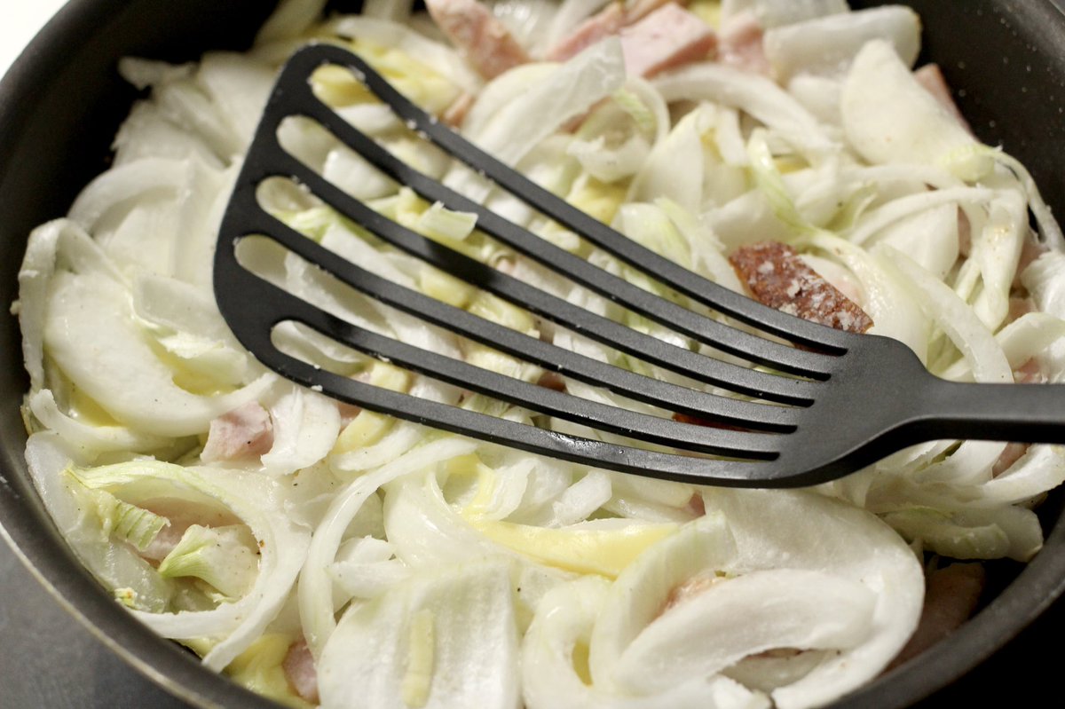 新玉の季節、これを作らないと勿体ない‼️ もっちもち甘〜い✨ \\新玉のガレット// 新玉1個、ベーコン50g、ピザチーズ30g、鶏がら小1、片栗粉大3、塩胡椒を混ぜて蓋をしつつ両面焼くだけ🥓🧅 春の味、嬉しいねぇ🌸