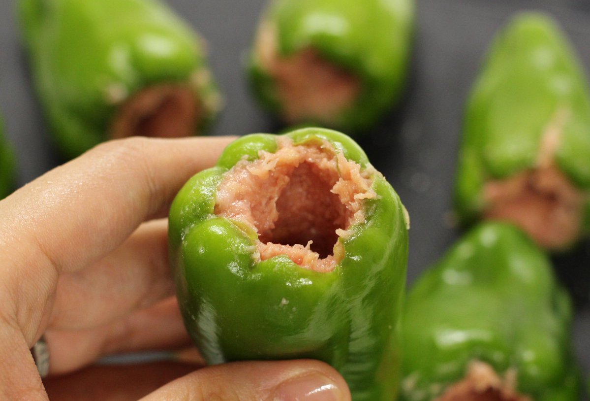 レンチン7分→5分でピーマンの肉詰めのデミ煮ができたんだけど、偏食魔王の長男が完食✨デミだれもご飯で拭き取るようにきれいに食べてくれた😭 