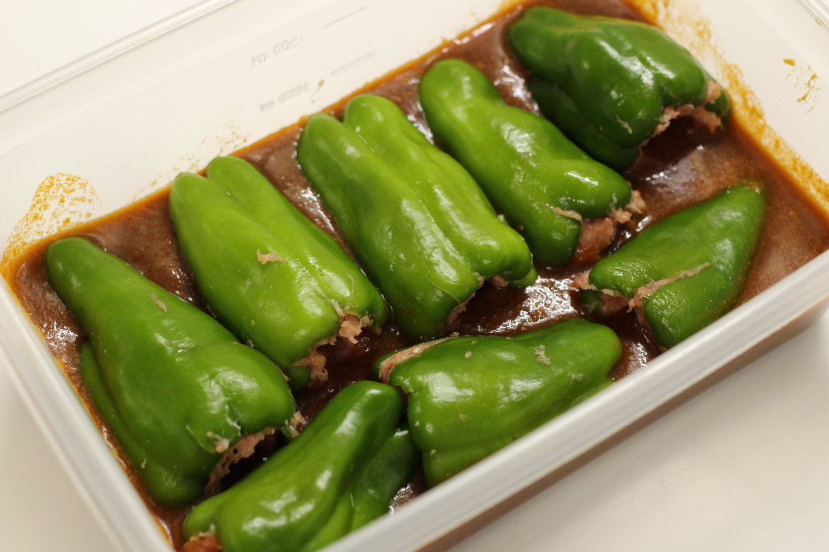 レンチン7分→5分でピーマンの肉詰めのデミ煮ができたんだけど、偏食魔王の長男が完食✨デミだれもご飯で拭き取るようにきれいに食べてくれた😭 