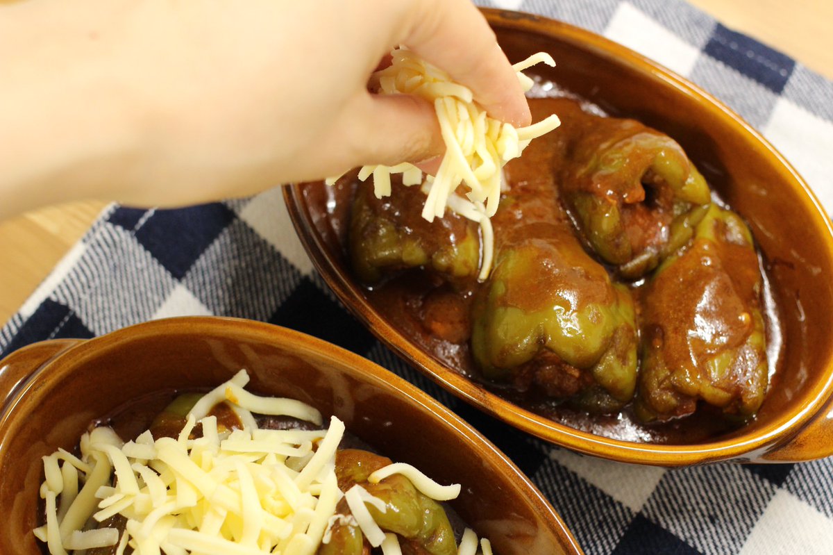 レンチン7分→5分でピーマンの肉詰めのデミ煮ができたんだけど、偏食魔王の長男が完食✨デミだれもご飯で拭き取るようにきれいに食べてくれた😭 