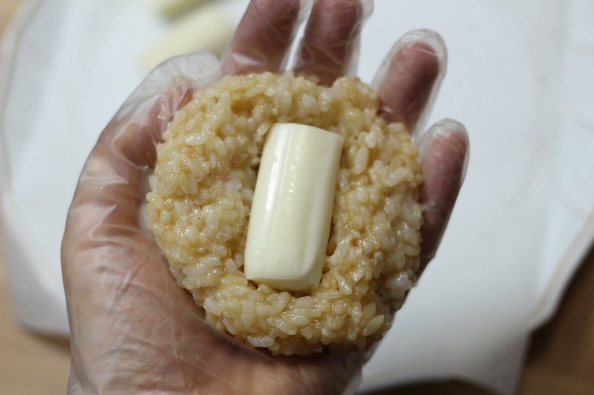 餅入りご飯＋さけるチーズ＋焼く 　＝のび〜るモッチモチ焼きおにぎり 