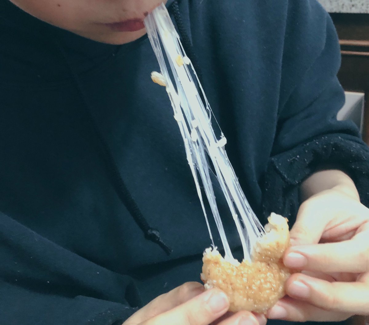 餅入りご飯＋さけるチーズ＋焼く 　＝のび〜るモッチモチ焼きおにぎり 