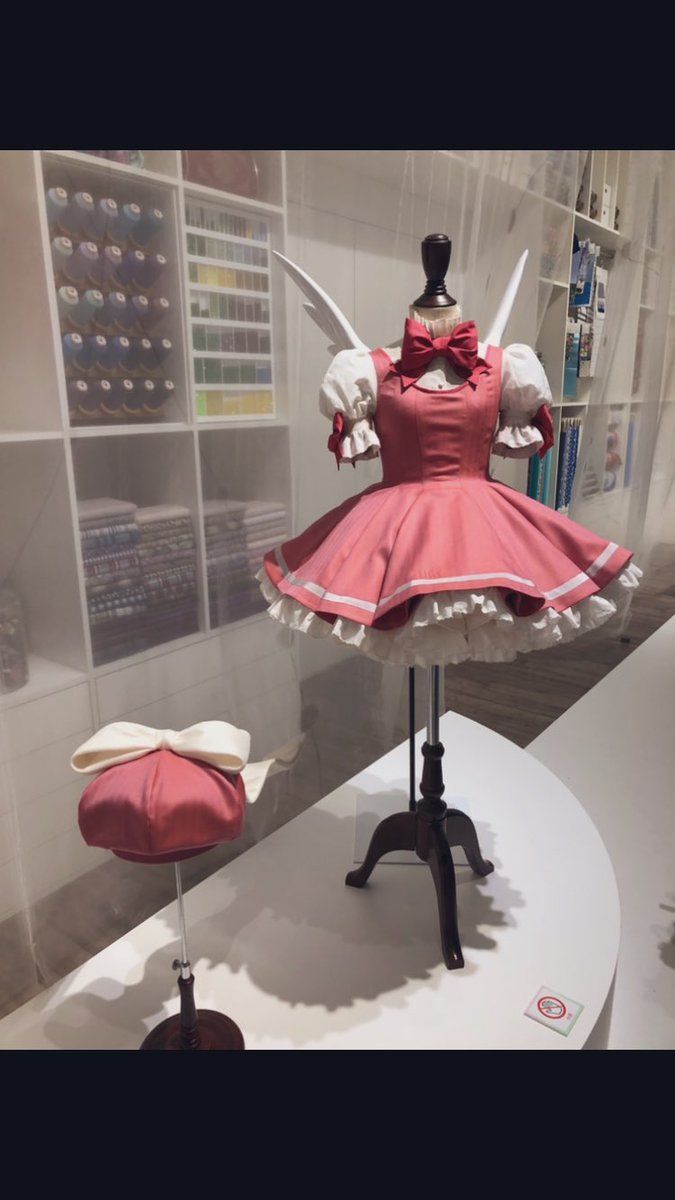 カードキャプターさくら展に行った時、衣装が再現展があって可愛かったんだけど、「子供のサイズだからこその完璧な可愛さ」に衝撃を受けたんだよな　ワンサイズだからこその可愛さというか…着こなす大人もいてるんでしょうが、服として最も可愛く見えるのはあのサイズだと思う