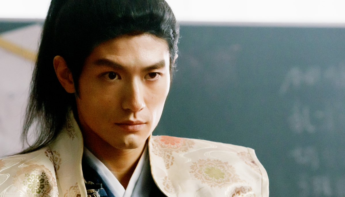 ╔══╗  人 ☁⠀　║  物 ║  徳  ║  紹 ║  川  ║  介 ║  家  ║ ║  康  ║ ║  　  ☁ ╚══╝  ⚔#三浦春馬  織田軍に囚われた仲間を 救出しにいく蒼を導く存在