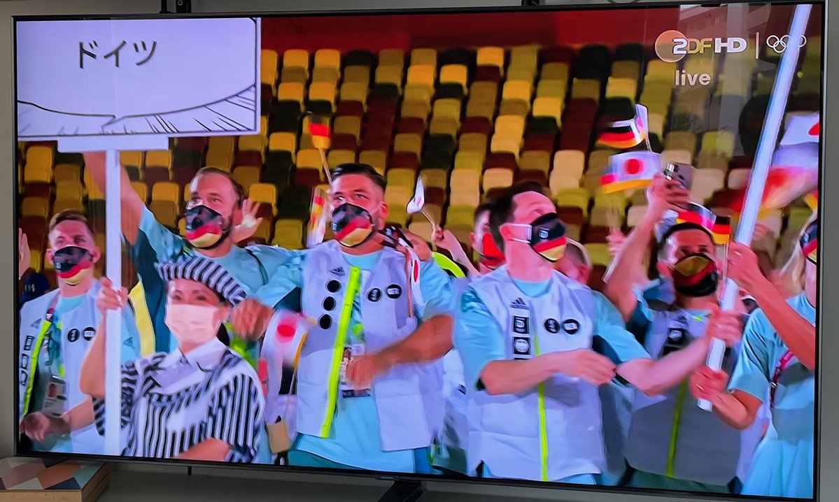 今、ドイツの選手団の多くの人が日本の国旗も振ってくれてて、もーヤバイ、鼻水ぅぅーー😭😭 背中に日本語で