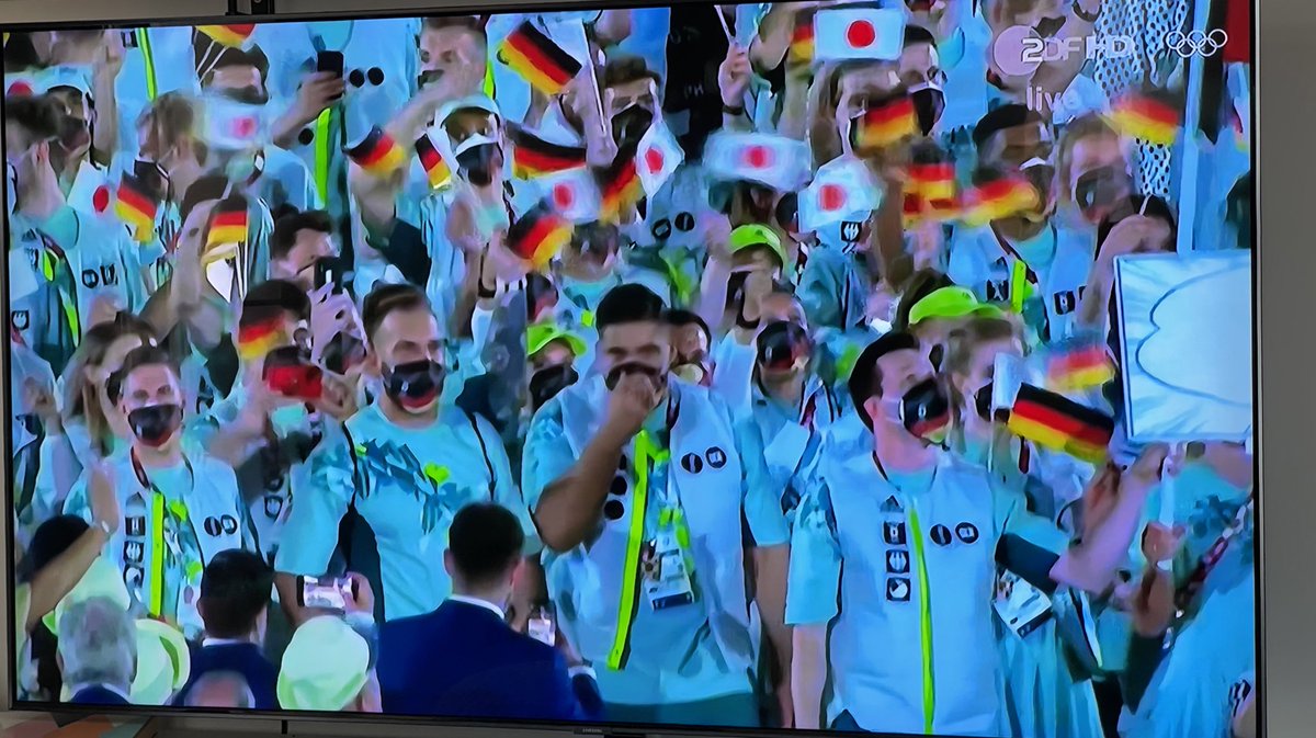今、ドイツの選手団の多くの人が日本の国旗も振ってくれてて、もーヤバイ、鼻水ぅぅーー😭😭 背中に日本語で