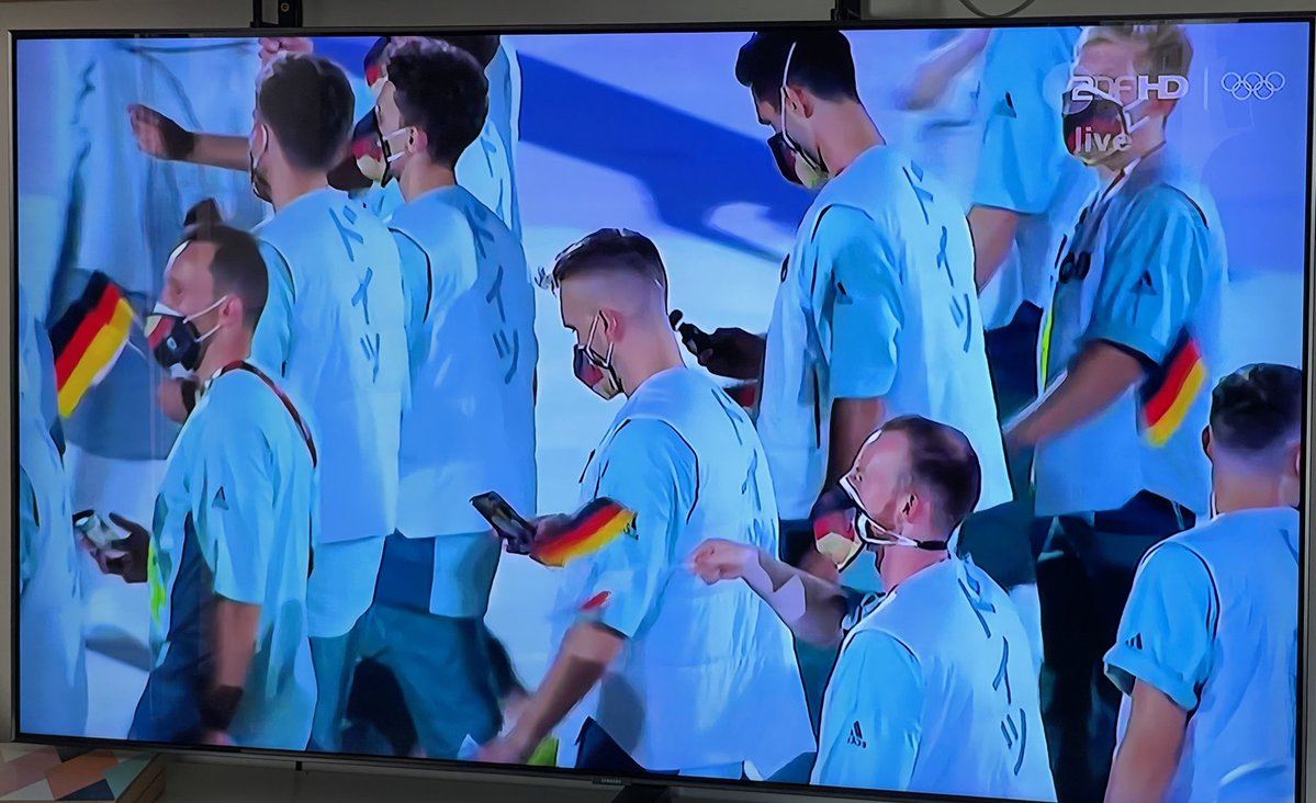 今、ドイツの選手団の多くの人が日本の国旗も振ってくれてて、もーヤバイ、鼻水ぅぅーー😭😭 背中に日本語で