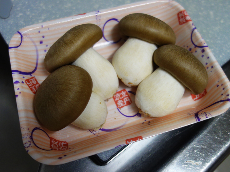 買ってきたキノコがあまりにもマンガっぽかったので戯れに脚を生やしたらものすごく調理しづらい感じに #ダンジョン飯 