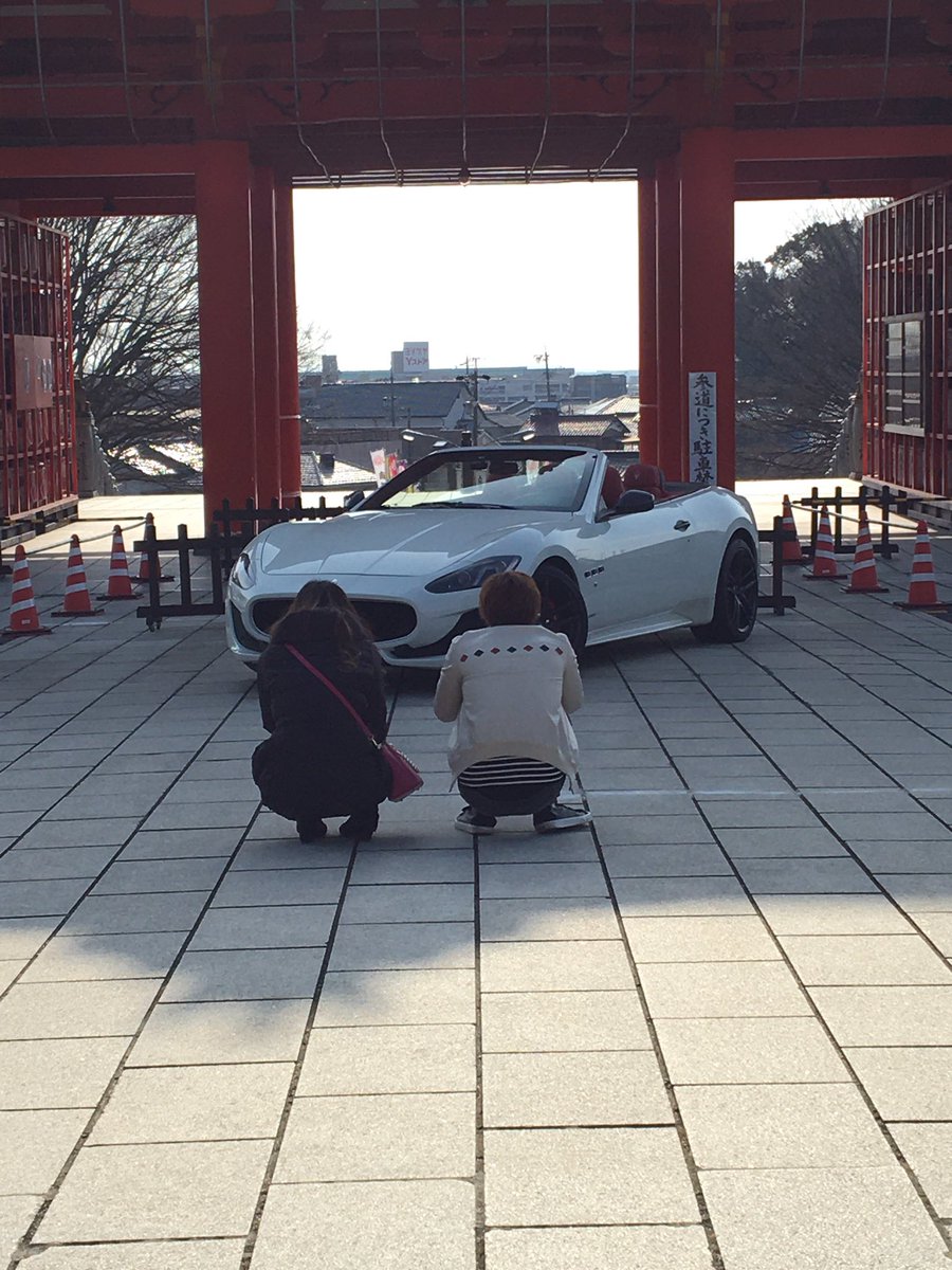 平日の成田山とはいえ参拝きてる人いる中で鳥居前で車斜めづけして写真撮っててくそ邪魔なんだけど