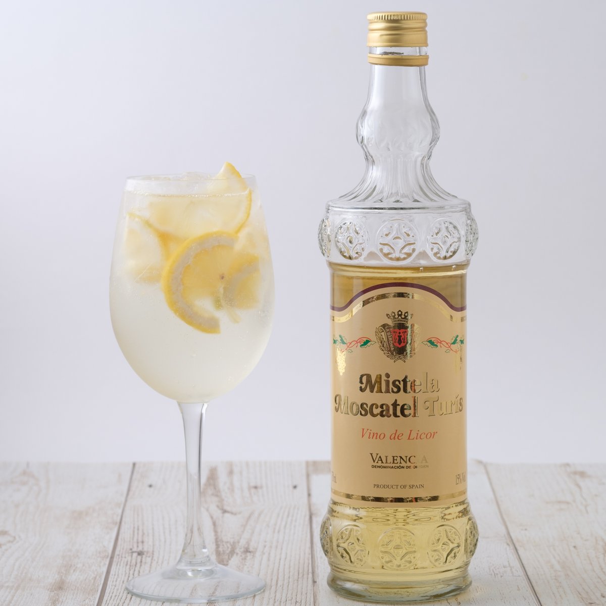 ミステラと炭酸水=1:1に好みの量のレモン汁(ポッカレモンでいいと思う)を足すだけで、最高のハニーレモネード(アルコール入り)になる