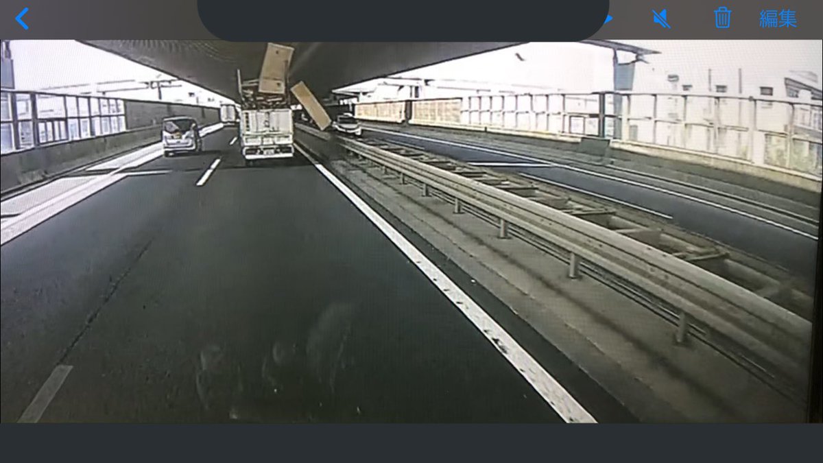 6月8日、午前10時13分頃、東京外環自動車道内回り、8.6キロポスト付近で起きた落下物による事故ですが、 画像の前方に映っているダンプを探しています