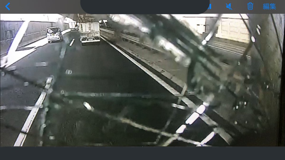 6月8日、午前10時13分頃、東京外環自動車道内回り、8.6キロポスト付近で起きた落下物による事故ですが、 画像の前方に映っているダンプを探しています