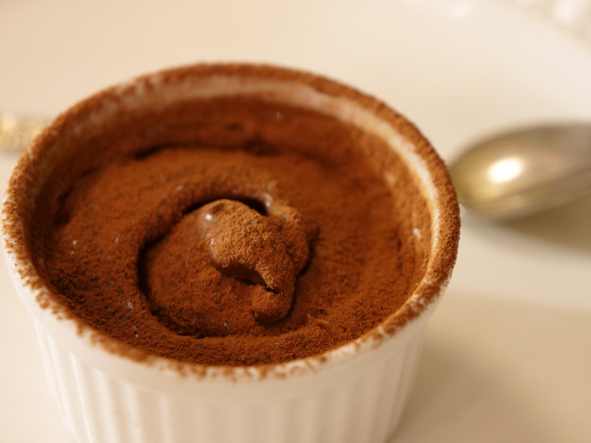 これ、この冬全人類に作ってほしい  市販で買えるチョコで「1g単位で生クリームとの比率を研究」した結果  「生クリーム150ml」を沸騰直前まで加熱して「市販の普通のミルクチョコレート150g」を入れて溶かして冷蔵庫で半日寝かせると  チョコレート専門店レベルの「極上の生チョコ」ができあがる 