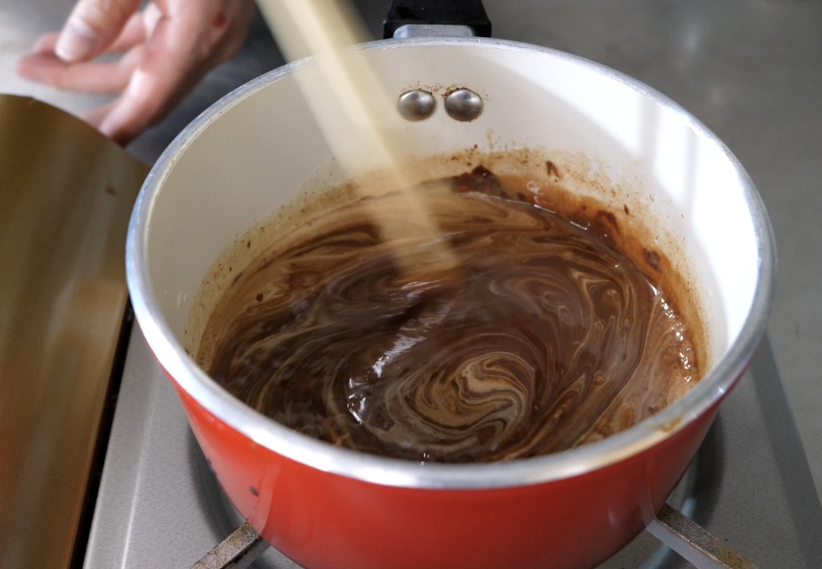 これ、この冬全人類に作ってほしい  市販で買えるチョコで「1g単位で生クリームとの比率を研究」した結果  「生クリーム150ml」を沸騰直前まで加熱して「市販の普通のミルクチョコレート150g」を入れて溶かして冷蔵庫で半日寝かせると  チョコレート専門店レベルの「極上の生チョコ」ができあがる 