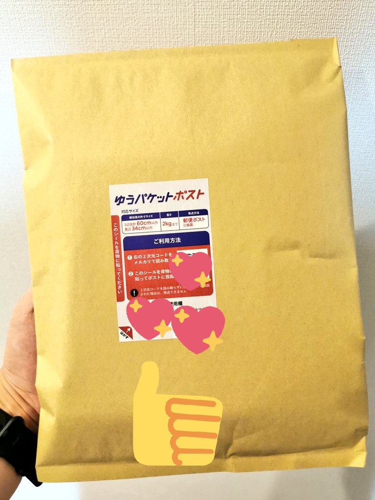 メルカリの新しい発送方法のゆうパケットポストを試してみた‼️📫 メリットは通常のゆうパケットが3cmの厚さ制限があるのと違って郵便ポストに入ればOKってこと‼️ やり方は簡単‼️ローソンや郵便局で専用シール買う（20枚100円安い） 封筒とかに商品入れて、買ったシール貼ってポストに入れるだけ‼️ 