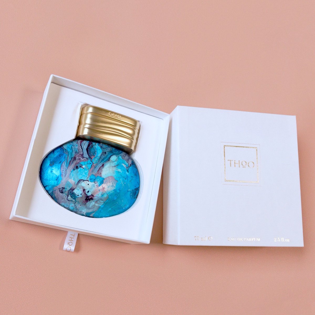 THE HOUSE OF OUD / THE TIME ザ・紅茶の香り 午後の紅茶ストレートを被ったらこんな匂い的な 語彙力ない上に鼻が馬鹿めなので詩的で素敵な表現が出来なくてごめん 匂いの強さは微かだけど持続力はあってずっとふんわりと紅茶の匂いが漂ってくれて良い 研磨する前の宝石の原石みたいな瓶が綺麗過ぎて 