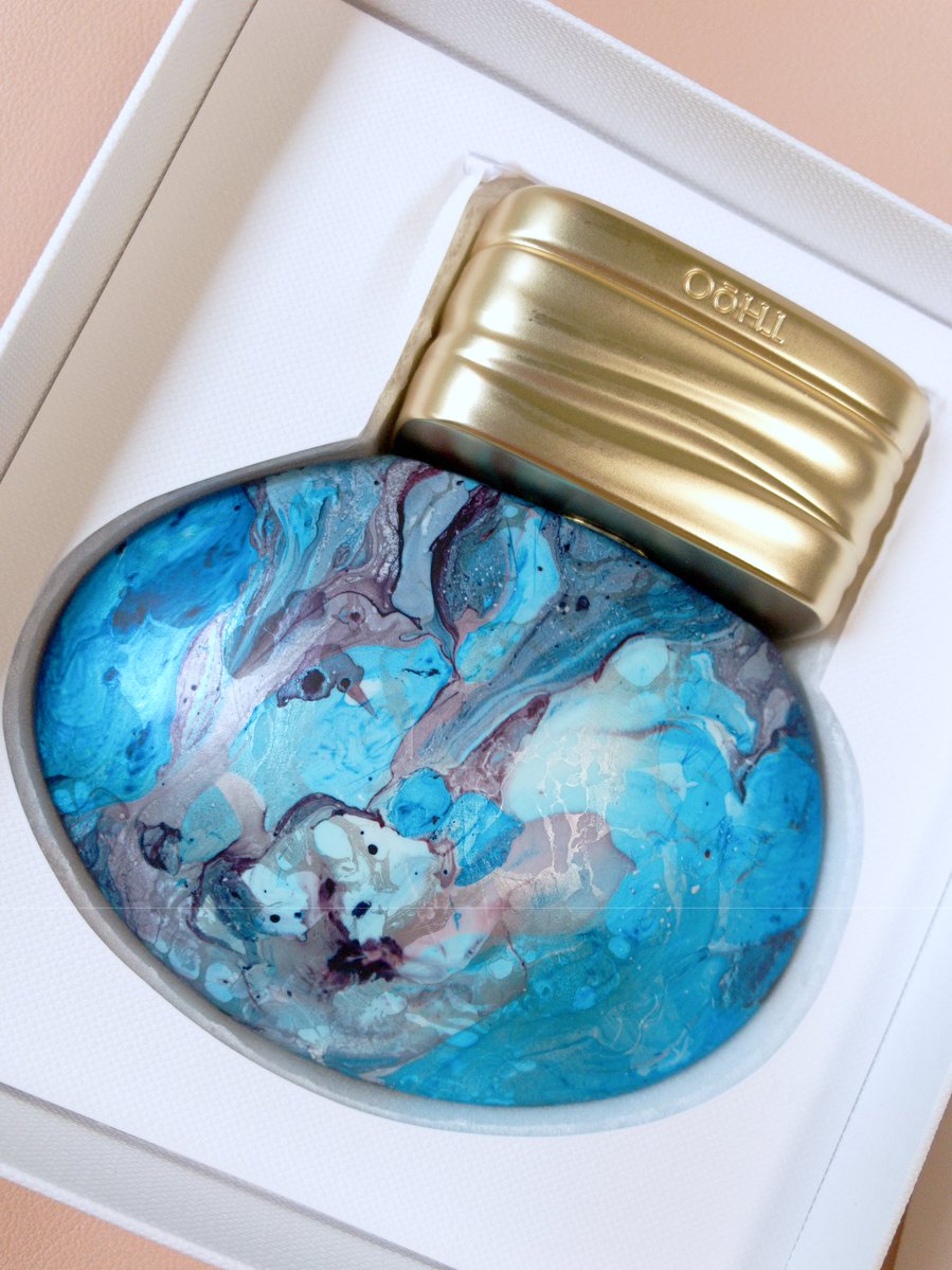 THE HOUSE OF OUD / THE TIME ザ・紅茶の香り 午後の紅茶ストレートを被ったらこんな匂い的な 語彙力ない上に鼻が馬鹿めなので詩的で素敵な表現が出来なくてごめん 匂いの強さは微かだけど持続力はあってずっとふんわりと紅茶の匂いが漂ってくれて良い 研磨する前の宝石の原石みたいな瓶が綺麗過ぎて 