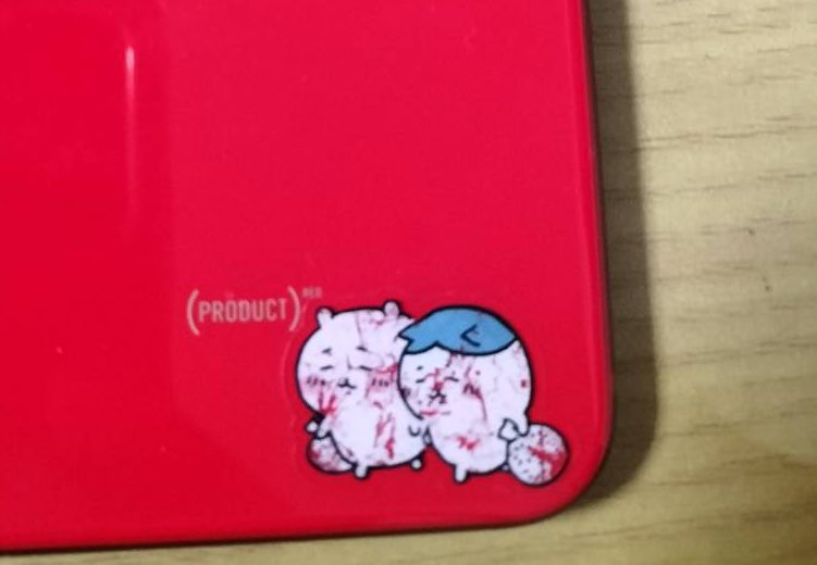 スマホにシールを貼ったら禿げちゃって討伐に失敗し血塗れで帰ってきたちいかわ達みたいになってしまった… 