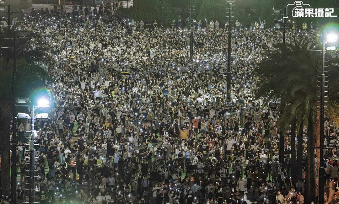 ですが、禁止されたにも関わらず、多くの市民が集会に参加し、私も参加しました