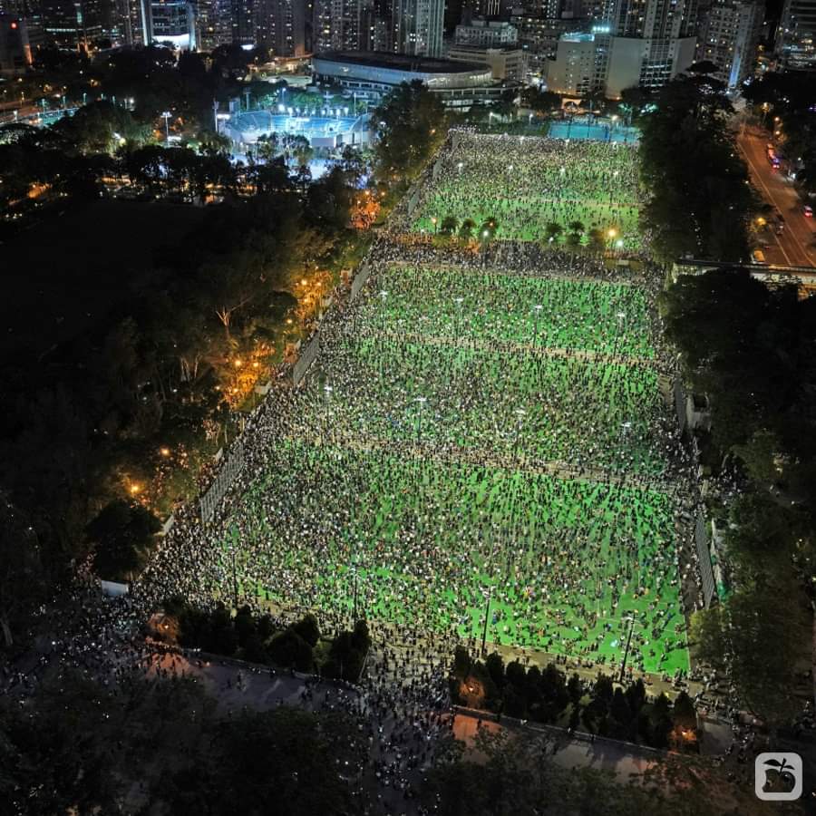 ですが、禁止されたにも関わらず、多くの市民が集会に参加し、私も参加しました