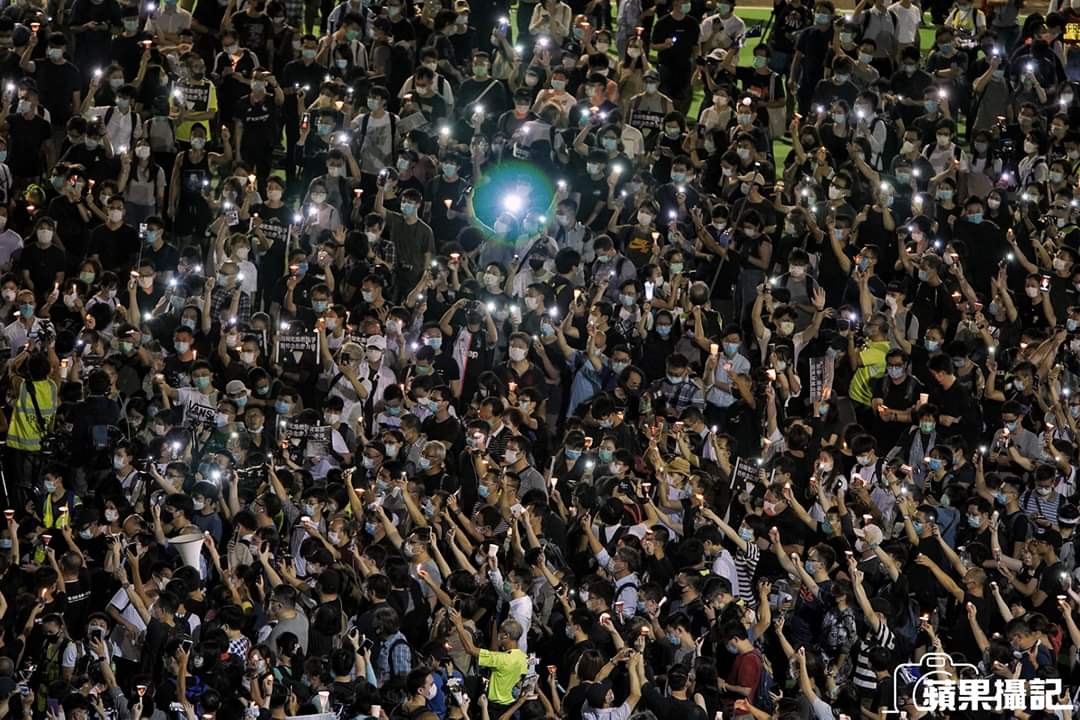 ですが、禁止されたにも関わらず、多くの市民が集会に参加し、私も参加しました