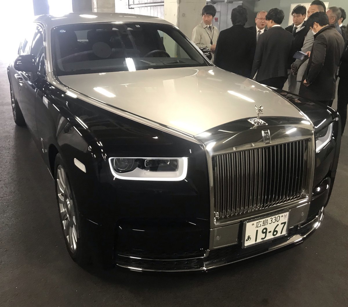 ナインがタクシーで入る中、何と長野がハイヤーのロールス・ロイスに乗って登場