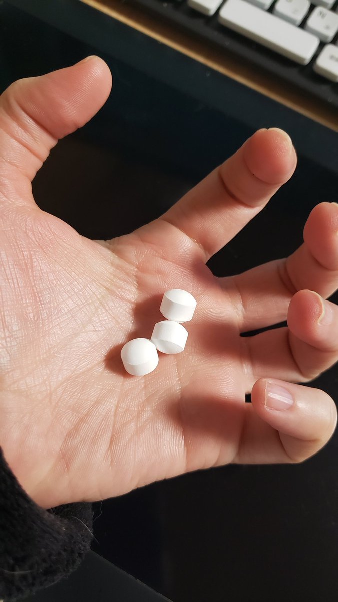 集中力が切れた時にこいつをさ…あー水なんていいって、噛み砕くんだよ