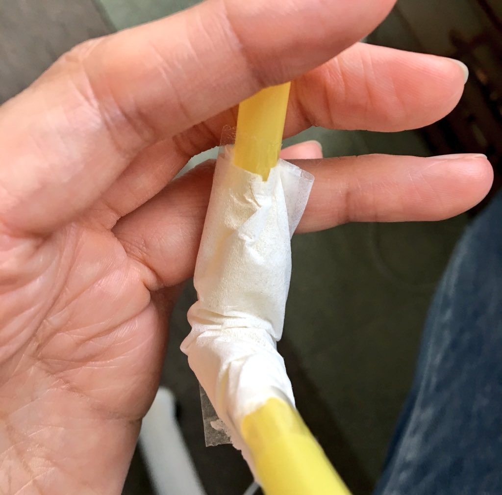 服のシワが大の苦手だからストローとティッシュとセロハンテープでモデル作った 