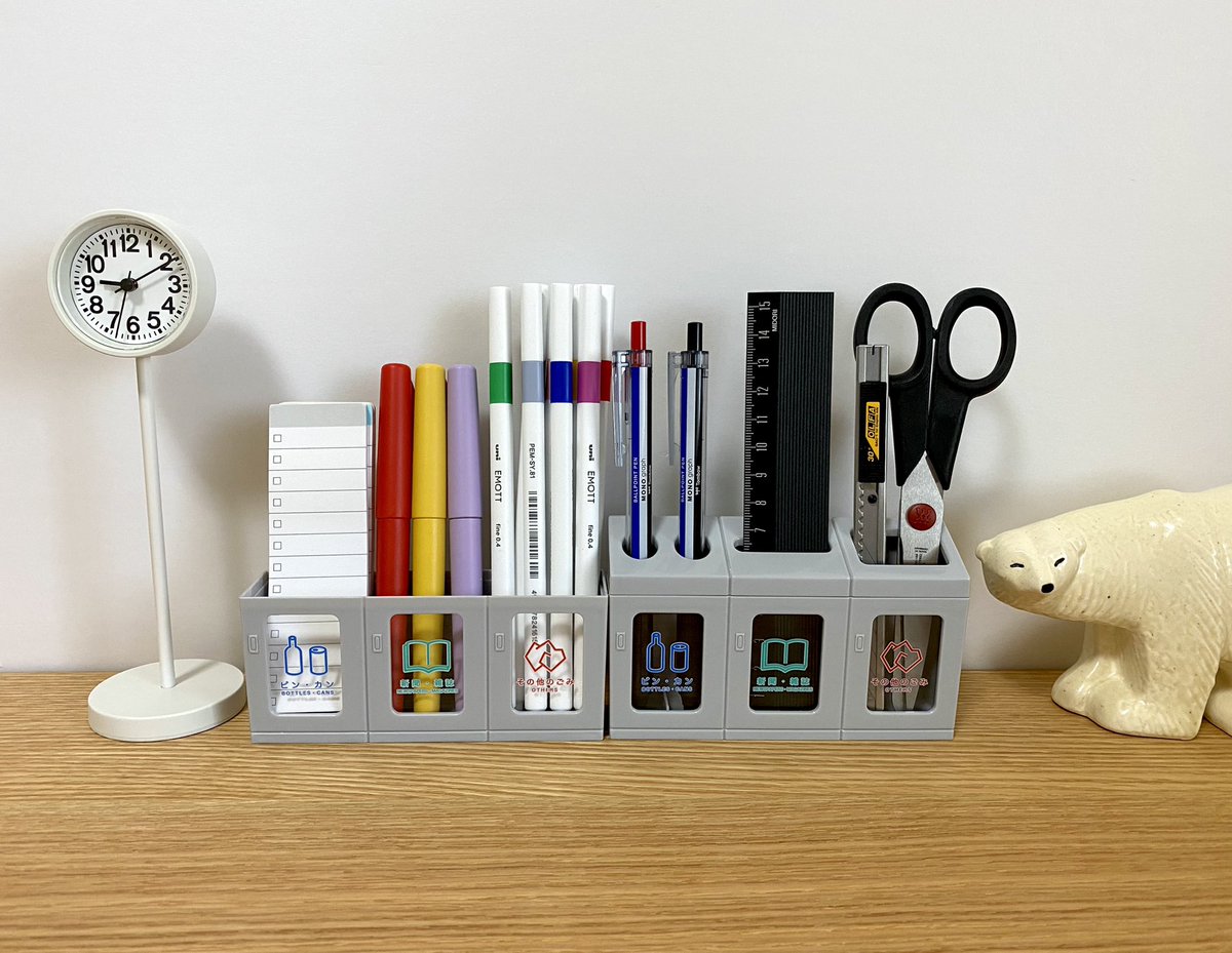 あれ？セリアのミニチュアゴミ箱。  ペン立てに良い感じでは…？ 